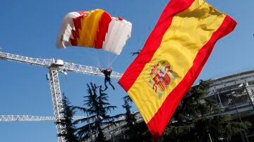 Así vivió la paracaidista del 12 de octubre el enredo de la bandera de España: "Pensé en la que podría haber liado si llego al suelo con ella liada"