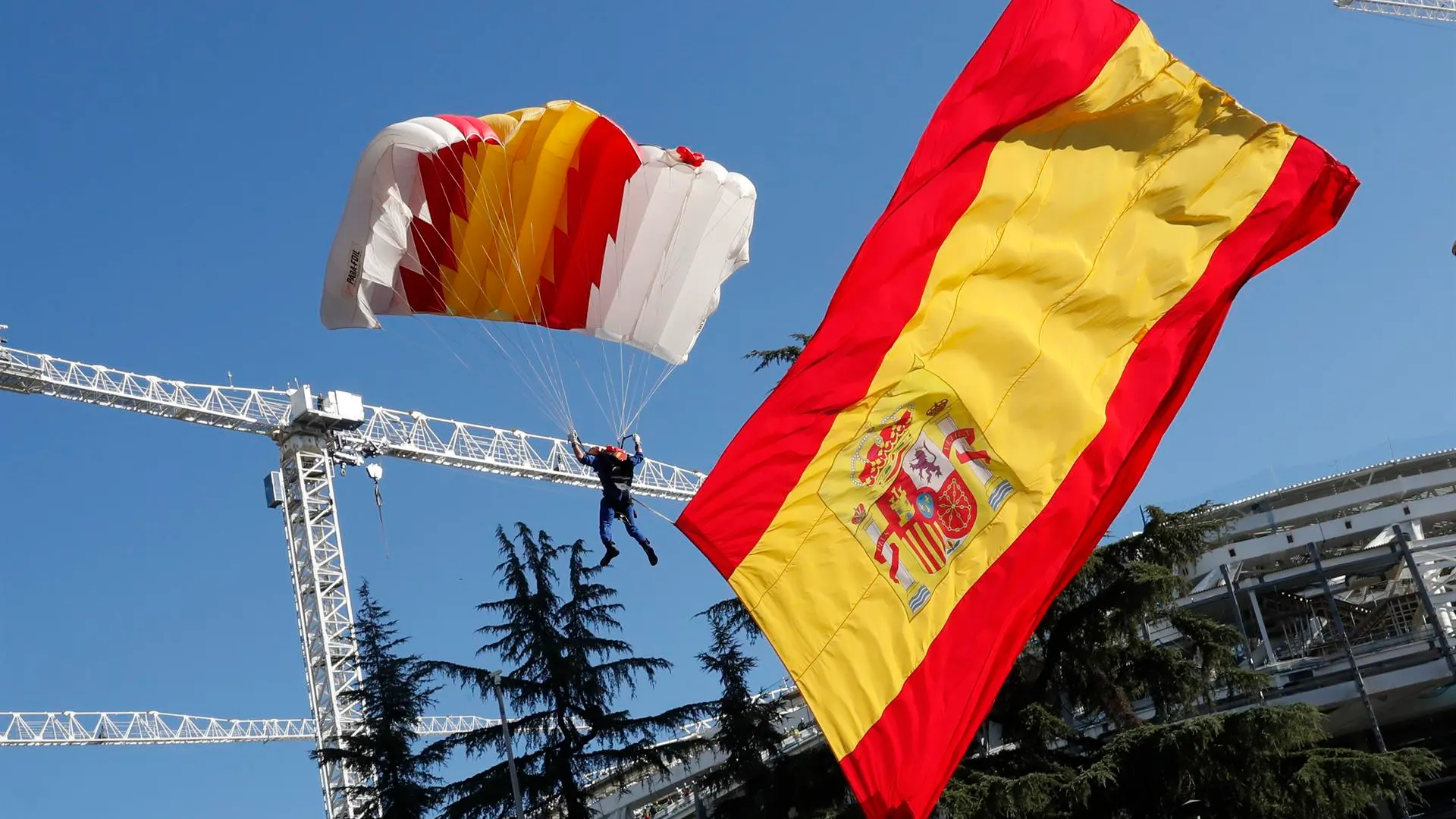 Así vivió la paracaidista del 12 de octubre el enredo de la bandera de España: "Pensé en la que podría haber liado si llego al suelo con ella liada"