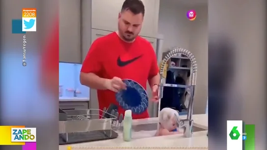 La curiosa forma de ahorrar agua de un padre: así lava a su hijo y los platos al mismo tiempo La curiosa forma de ahorrar agua de un padre: así lava a su hijo y los platos al mismo tiempo