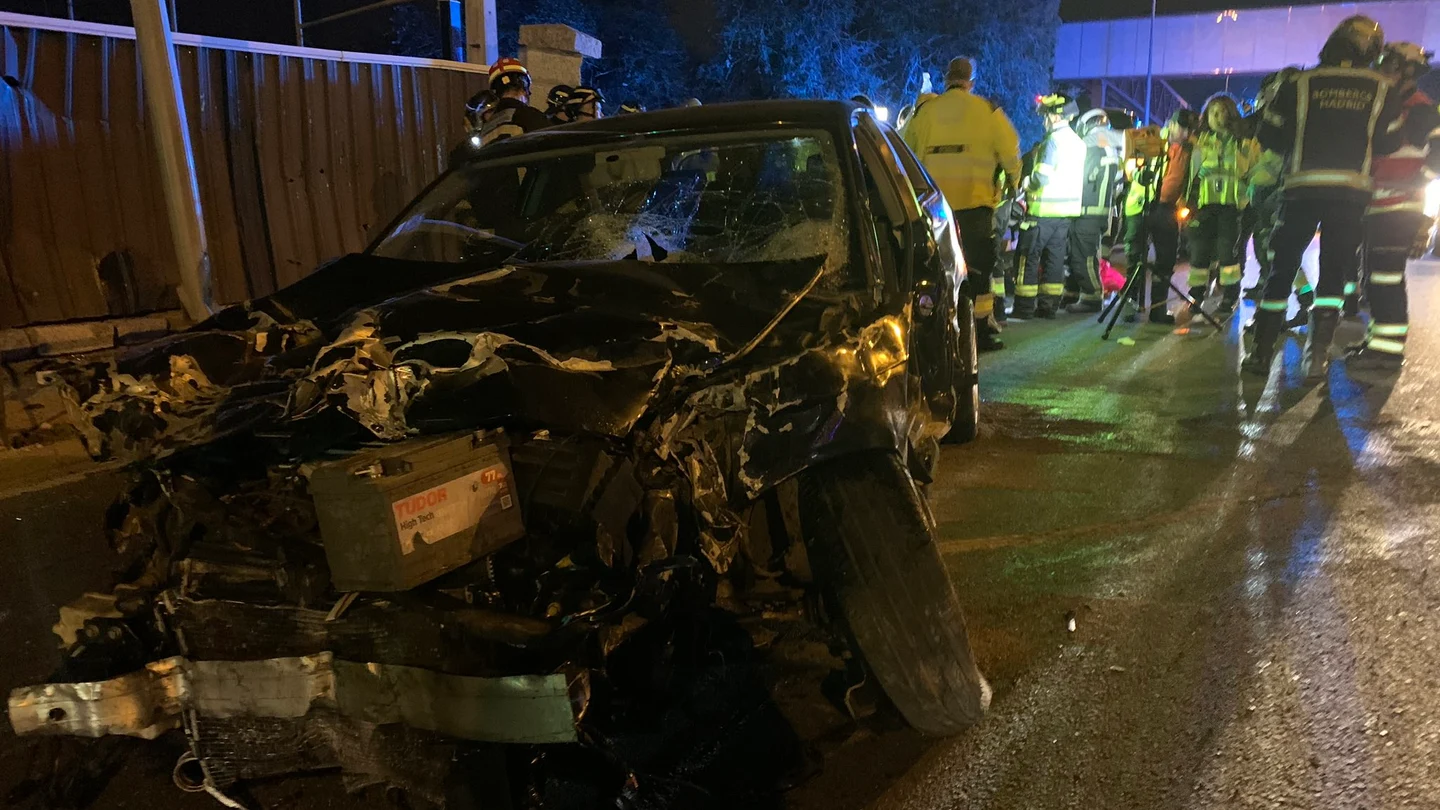 Herido muy grave un joven de 29 años tras ser atravesado por una barra al colisionar con una valla en Madrid Herido muy grave un joven de 29 años tras ser atravesado por una barra al colisionar con una valla en Madrid