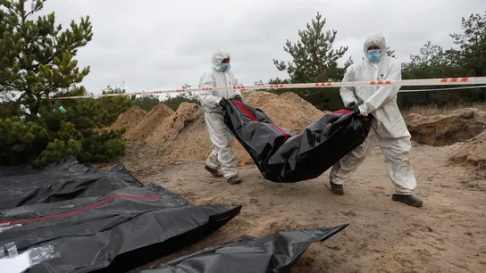 Forenses en la ciudad ucraniana recientemente recuperada de Lyman, en el área de Donetsk Forenses en la ciudad ucraniana recientemente recuperada de Lyman, en el área de Donetsk
