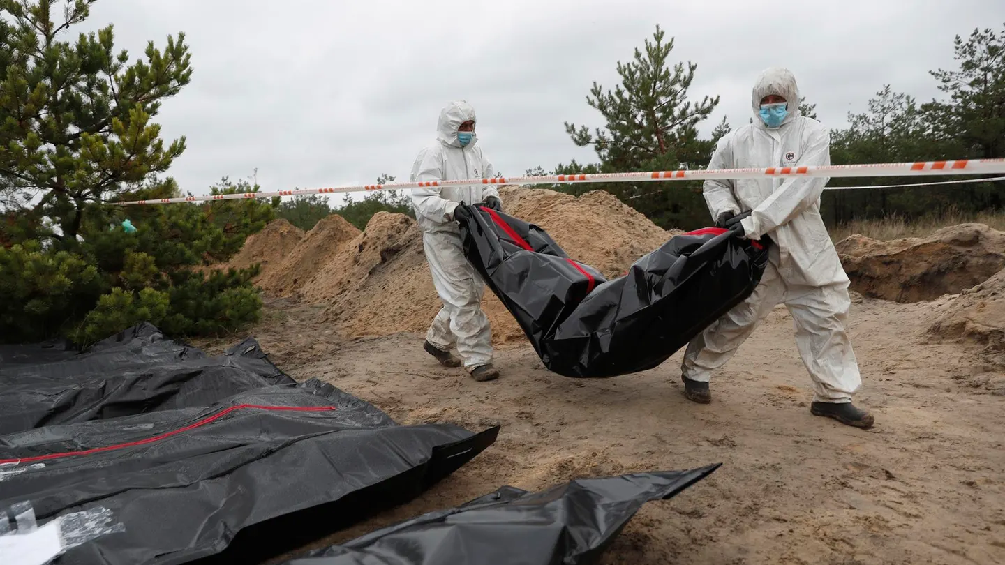 Forenses en la ciudad ucraniana recientemente recuperada de Lyman, en el área de Donetsk Forenses en la ciudad ucraniana recientemente recuperada de Lyman, en el área de Donetsk