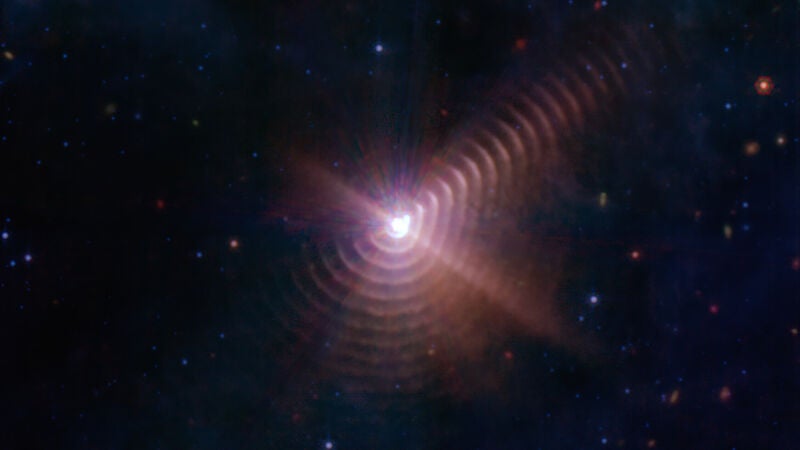 El telescopio James Webb capta una pareja de estrellas que forman una 'huella digital'