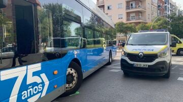 Muere un hombre de 85 años atropellado por un autobús municipal en Carabanchel, Madrid
