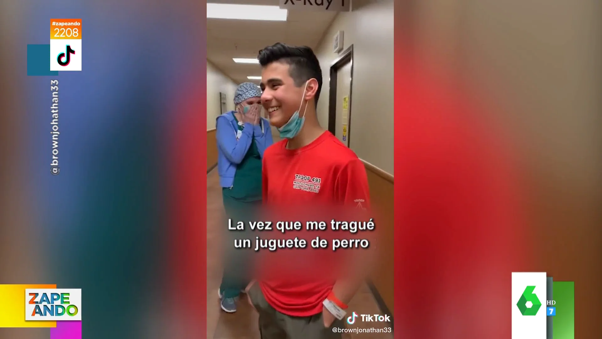 La risa de un chico tras tragarse un juguete para perros