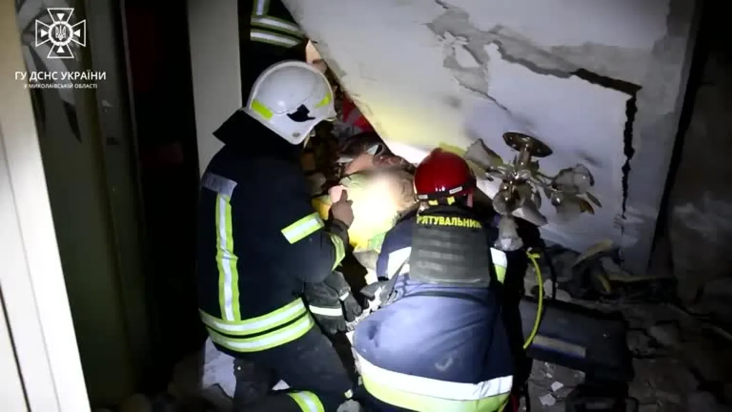 Sacan a un niño de los escombros en Mikolaiv Sacan a un niño de los escombros en Mikolaiv
