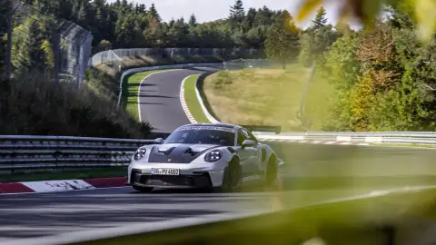Con 200 CV menos, el Porsche 911 GT3 RS se queda a 1 segundo del coche más rápido en Nürburgring Con 200 CV menos, el Porsche 911 GT3 RS se queda a 1 segundo del coche más rápido en Nürburgring