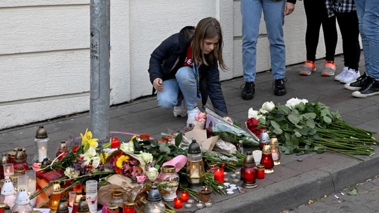 Ciudadanos depositan flores y recuerdos en memoria de las víctimas del tiroteo en Bratislava Ciudadanos depositan flores y recuerdos en memoria de las víctimas del tiroteo en Bratislava