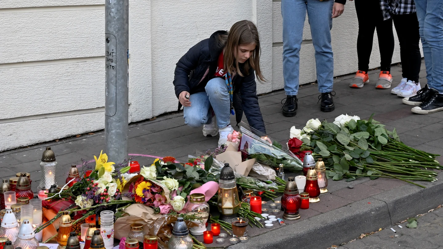 Ciudadanos depositan flores y recuerdos en memoria de las víctimas del tiroteo en Bratislava Ciudadanos depositan flores y recuerdos en memoria de las víctimas del tiroteo en Bratislava