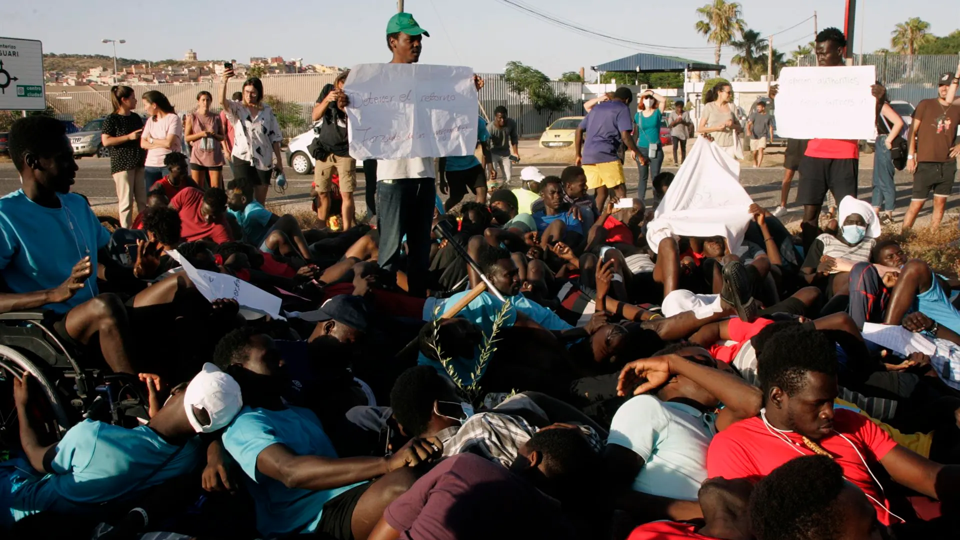 El Defensor cree que el rechazo de 470 personas en Melilla no respetó la ley