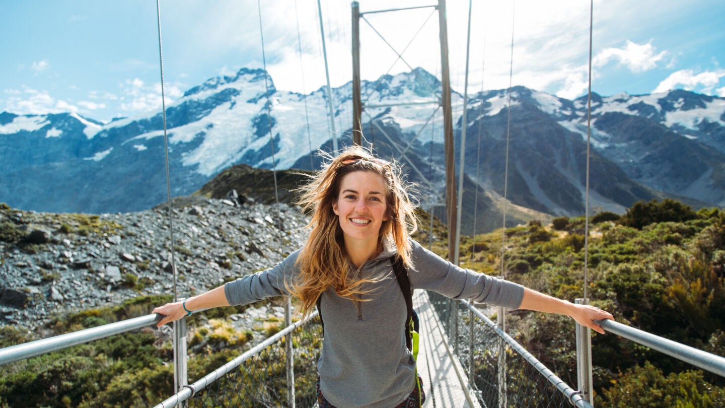 Mujer viajando por Nueva Zelanda