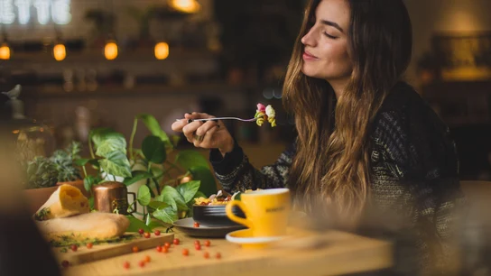 Qué es la alimentación consciente o 'mindful eating': cuando comer se convierte en algo más que alimentos Qué es la alimentación consciente o 'mindful eating': cuando comer se convierte en algo más que alimentos