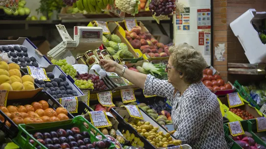 Imagen de archivo de una mujer comprando fruta en un mercado Imagen de archivo de una mujer comprando fruta en un mercado