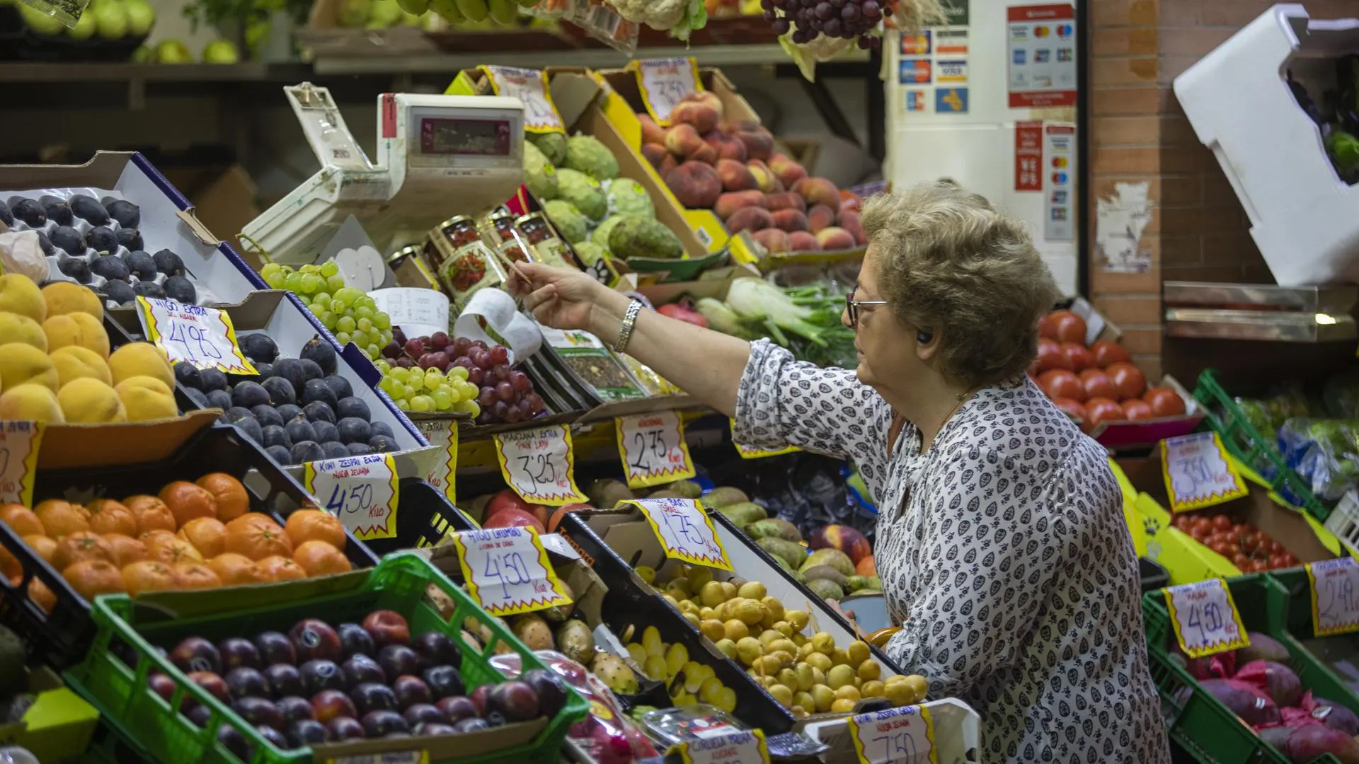 Imagen de archivo de una mujer comprando fruta en un mercado