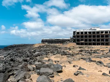 Hotel abandonado en Los Charcones, Lanzarote Hotel abandonado en Los Charcones, Lanzarote