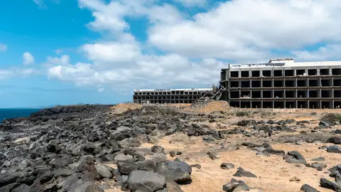 Hotel abandonado en Los Charcones, Lanzarote Hotel abandonado en Los Charcones, Lanzarote