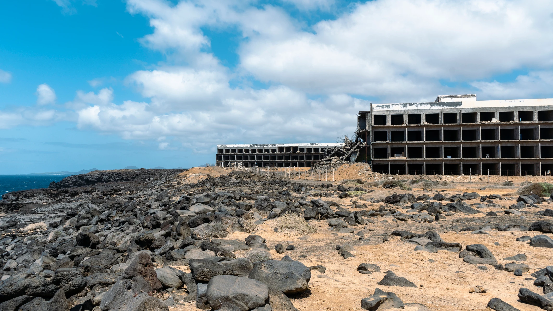 Hotel abandonado en Los Charcones, Lanzarote Hotel abandonado en Los Charcones, Lanzarote