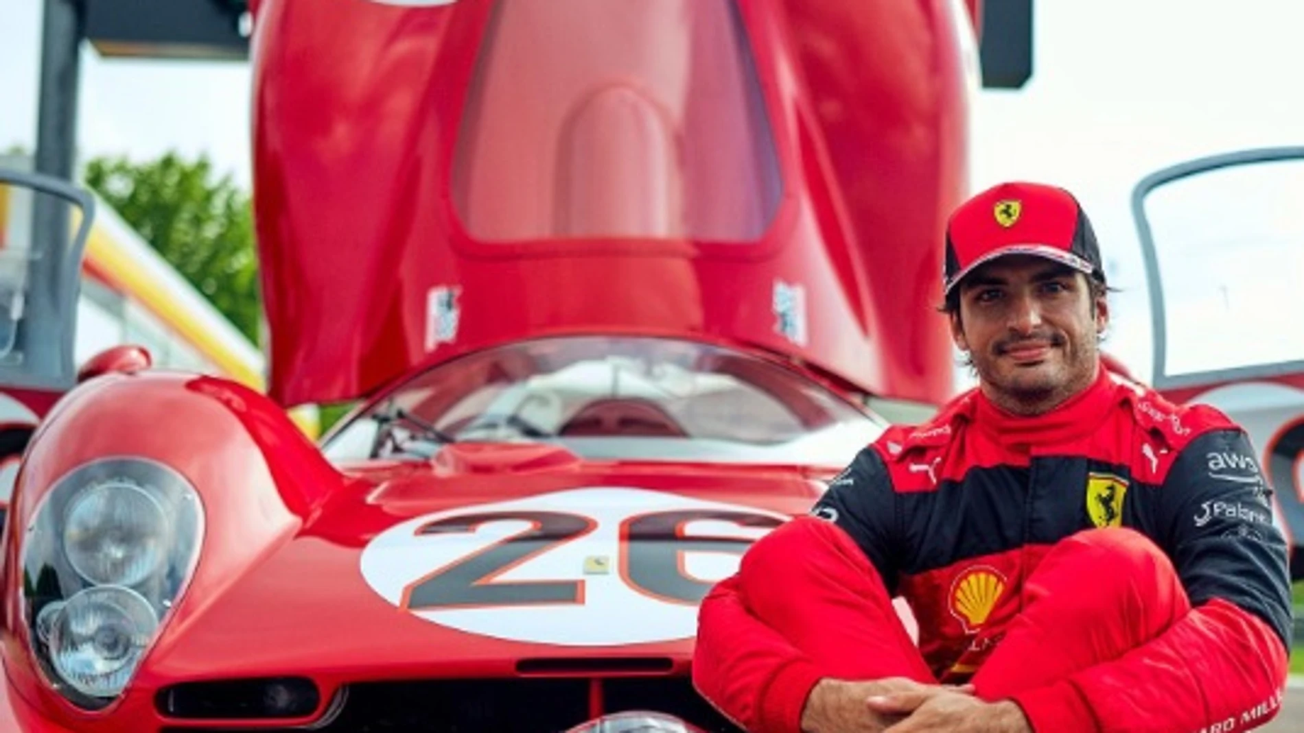Carlos Sainz, junto al Ferrari 412 P