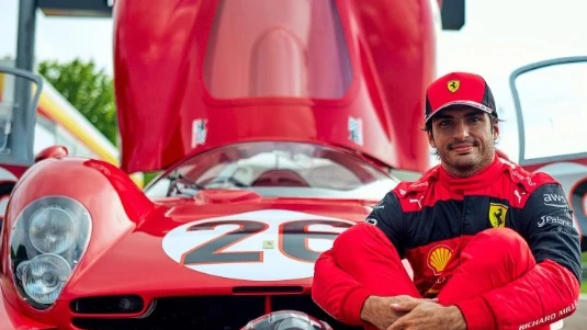 Carlos Sainz, junto al Ferrari 412 P