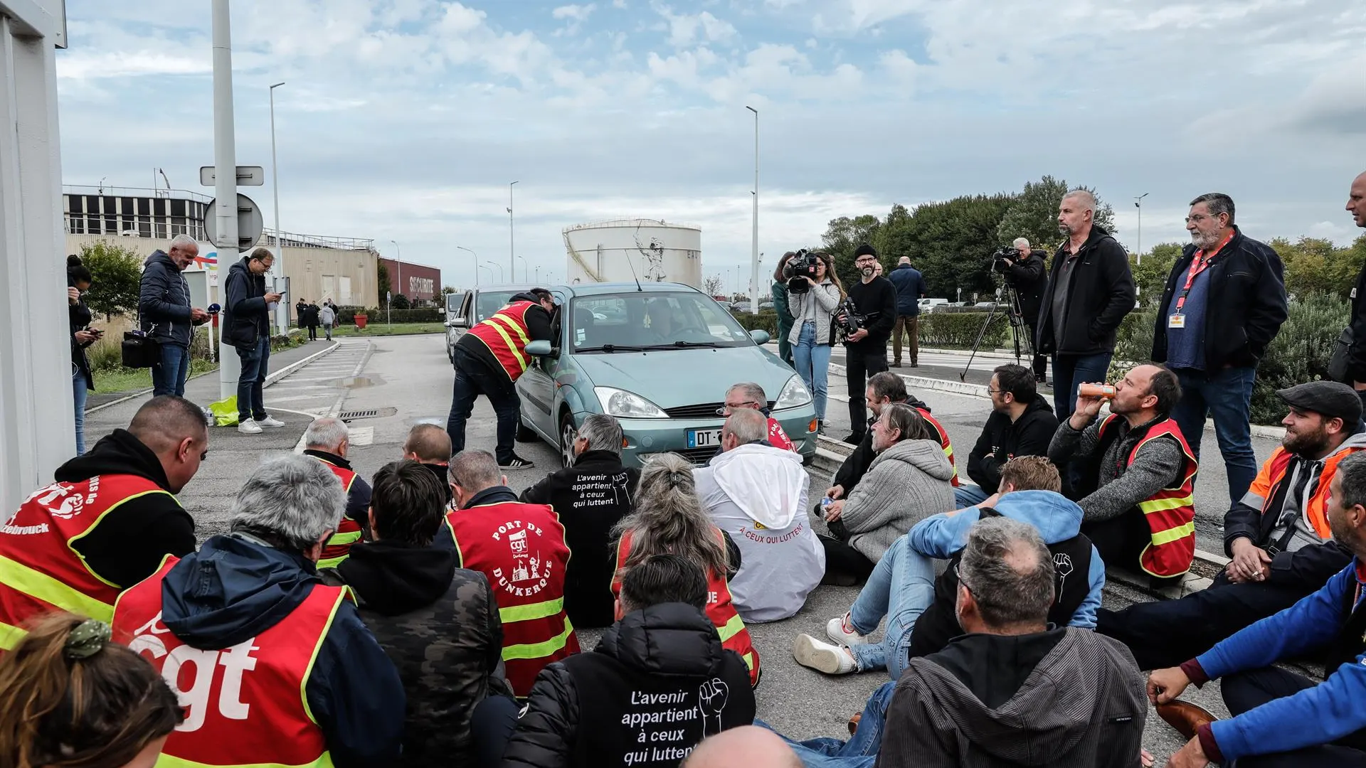 Huelga de gasolineras en Francia: largas colas y mucha tensión en las estaciones que tienen combustible