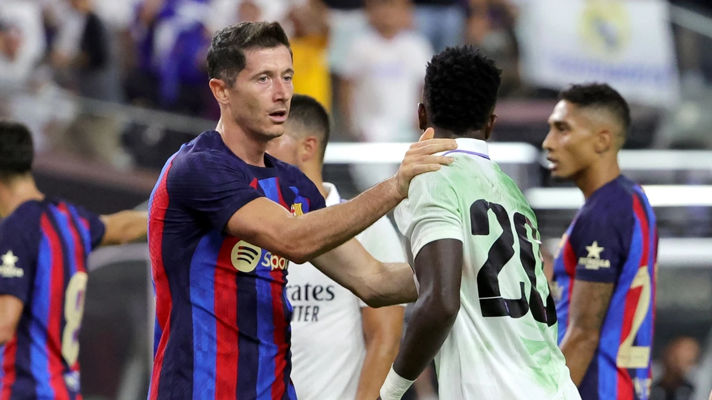 Lewandowski se abraza a Vinicius Lewandowski se abraza a Vinicius