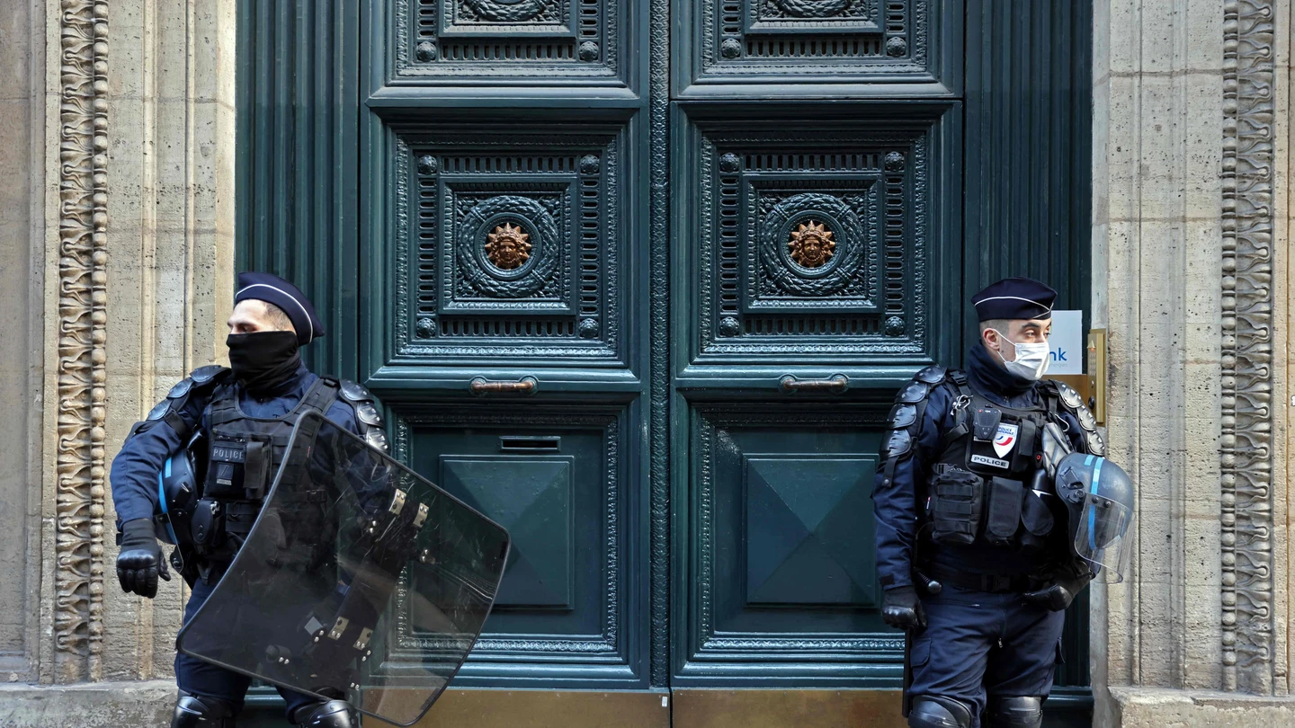 Hallan el cadáver de una niña en una maleta en París: hay cuatro detenidos Hallan el cadáver de una niña en una maleta en París: hay cuatro detenidos