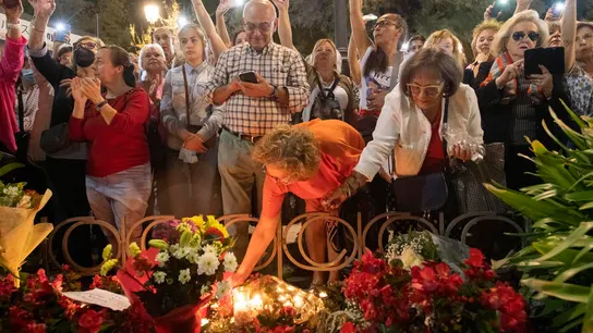 Emotiva despedida a 'Spiriman' en Granada: una multitudinaria concentración da su último adiós al médico Emotiva despedida a 'Spiriman' en Granada: una multitudinaria concentración da su último adiós al médico