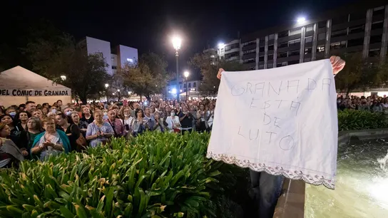 Emotiva despedida a 'Spiriman' en Granada: una multitudinaria concentración da su último adiós al médico Emotiva despedida a 'Spiriman' en Granada: una multitudinaria concentración da su último adiós al médico