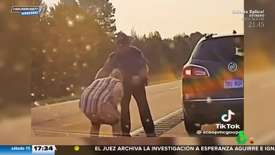 Paran a una mujer por exceso de velocidad y hace sus necesidades ante el policía para explicarle por qué corría Paran a una mujer por exceso de velocidad y hace sus necesidades ante el policía para explicarle por qué corría
