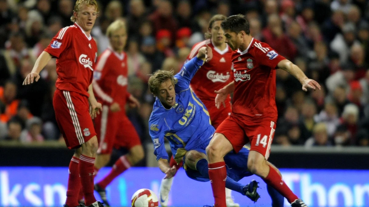 Peter Crouch, Dirk Kuyt y Xabi Alonso en una foto de archivo