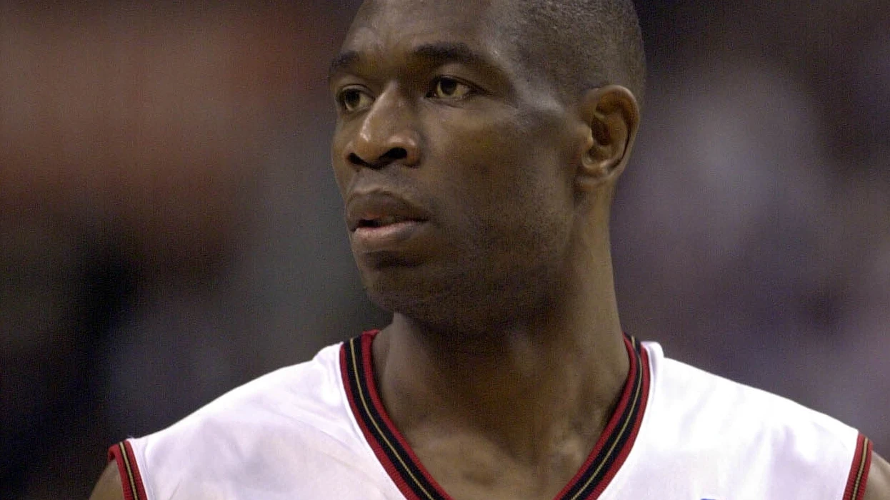 Dikembe Mutombo, en un partido de la NBA