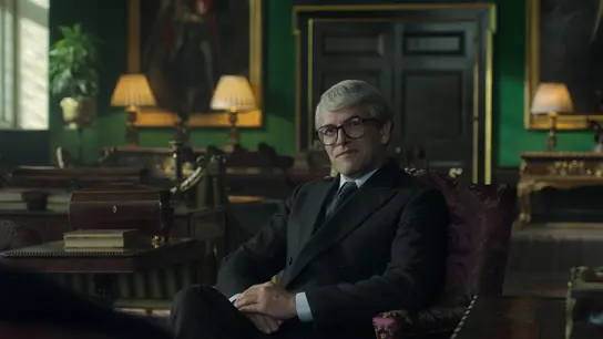 Jonny Lee Miller interpreta al Primer Ministro John Major. Jonny Lee Miller interpreta al Primer Ministro John Major.