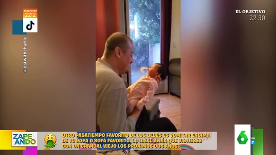 La desagradable sorpresa de un bebé a su papi tras darle un beso: así le vomita encima La desagradable sorpresa de un bebé a su papi tras darle un beso: así le vomita encima