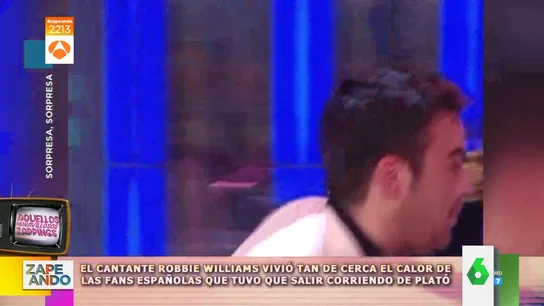 El surrealista momento en el que Robbie Williams abandonó el plató de 'Sorpresa, sorpresa' ante la avalancha de fans El surrealista momento en el que Robbie Williams abandonó el plató de 'Sorpresa, sorpresa' ante la avalancha de fans