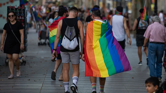 Dos asistentes a una manifestación del Orgullo LGTBI. Dos asistentes a una manifestación del Orgullo LGTBI.