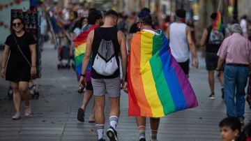 Dos asistentes a una manifestación del Orgullo LGTBI.