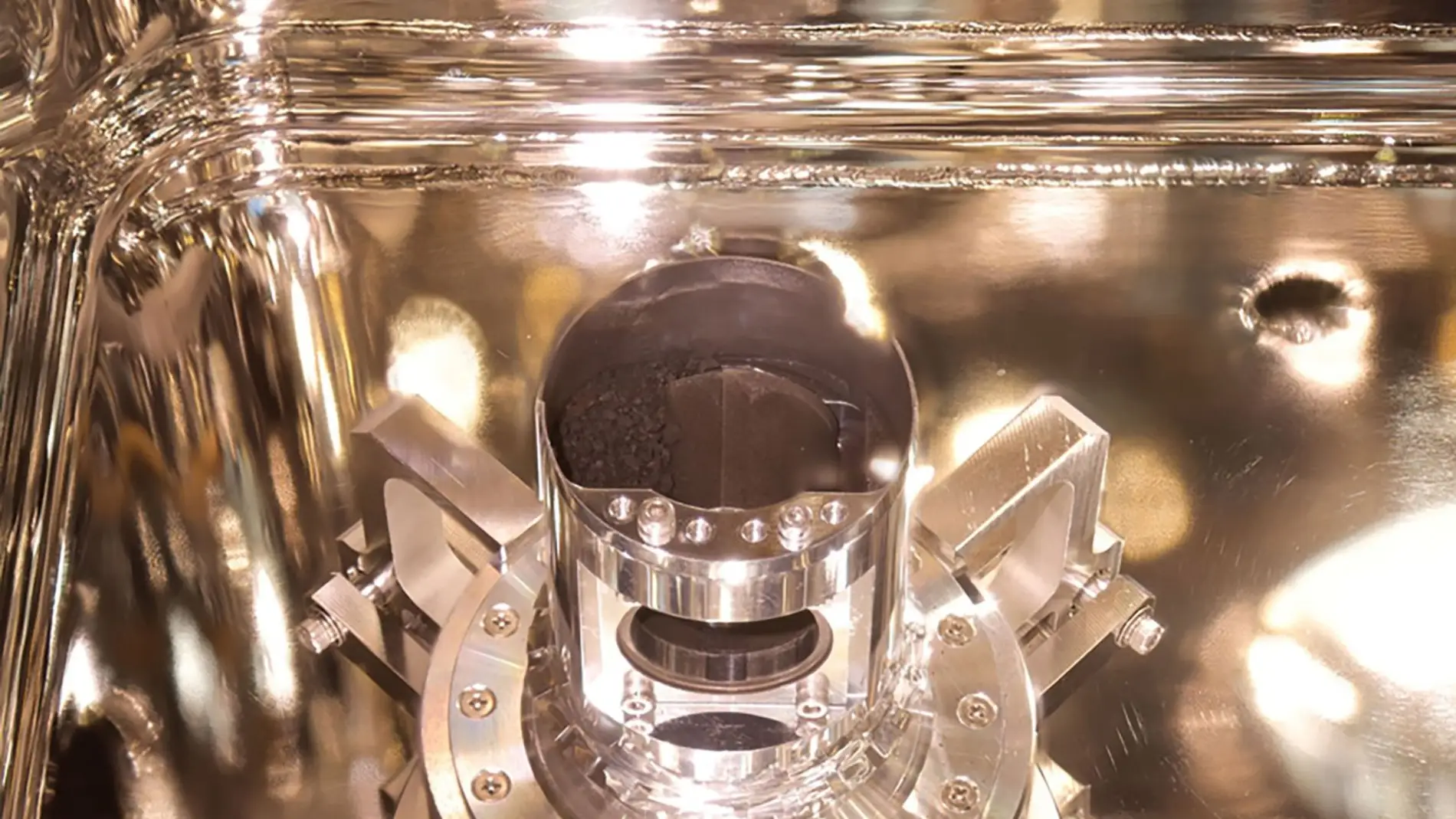 Muestras del asteroide Ryugu traídas a la Tierra por la sonda Hayabusa2 Muestras del asteroide Ryugu traídas a la Tierra por la sonda Hayabusa2