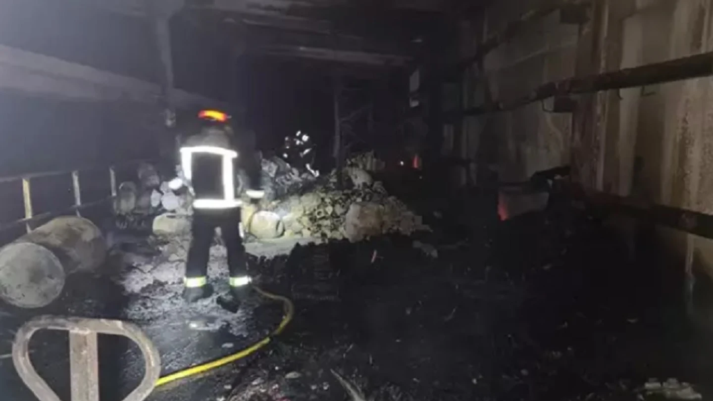 Imagen de la nave industrial de Fundyser en Gijón, arrasada por un incendio Imagen de la nave industrial de Fundyser en Gijón, arrasada por un incendio