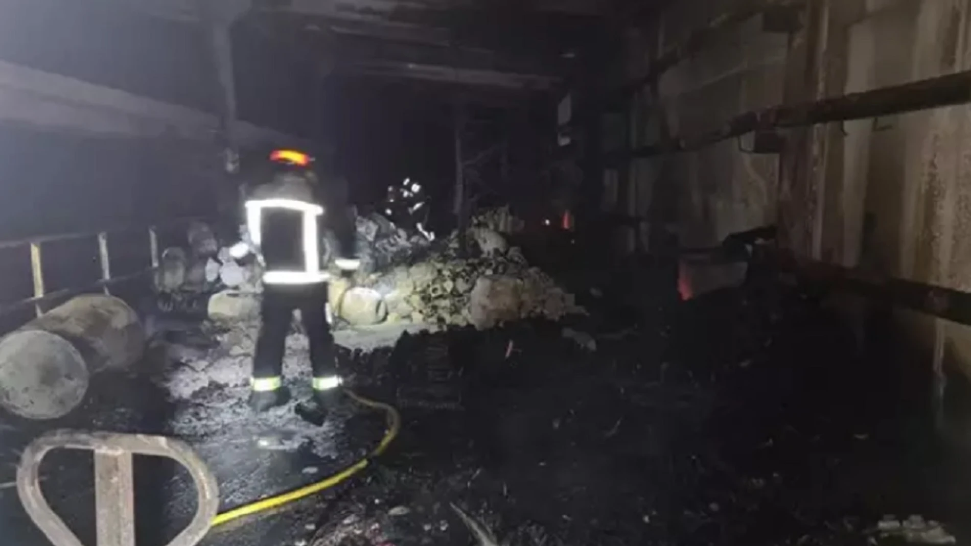 Imagen de la nave industrial de Fundyser en Gijón, arrasada por un incendio