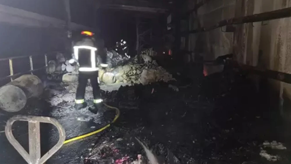 Imagen de la nave industrial de Fundyser en Gijón, arrasada por un incendio