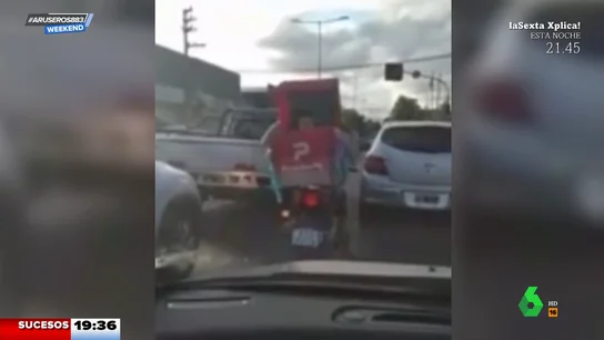 Un repartidor circula con un niño en el cofre donde se llevan las pizzas e indigna a los argentinos Un repartidor circula con un niño en el cofre donde se llevan las pizzas e indigna a los argentinos