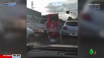 Un repartidor circula con un niño en el cofre donde se llevan las pizzas e indigna a los argentinos