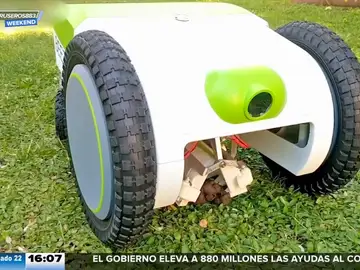 Si tienes perro y jardín, este vídeo te interesa: llega el robot que recoge las cacas perrunas