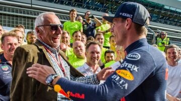 Dietrich Mateschitz, con Max Verstappen