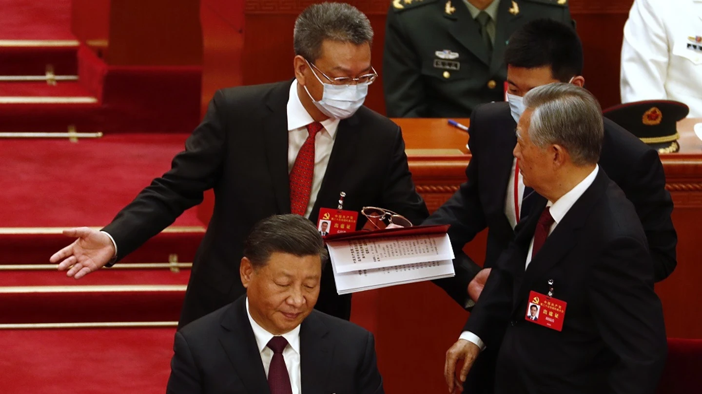 El expresidente chino Hu Jintao, escoltado fuera del Congreso del Partido Comunista El expresidente chino Hu Jintao, escoltado fuera del Congreso del Partido Comunista
