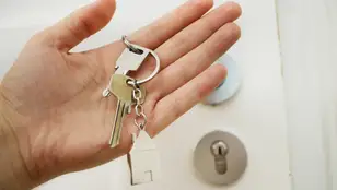 Una persona muestra las llaves de una vivienda.