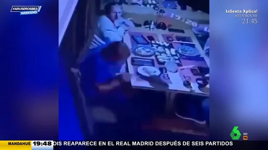 "¿Es el segundo plato?": Un hombre está con su familia en un restaurante y le cae una enorme rata "¿Es el segundo plato?": Un hombre está con su familia en un restaurante y le cae una enorme rata