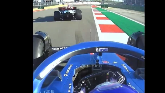 Momento de la acción entre Fernando Alonso y Lewis Hamilton Momento de la acción entre Fernando Alonso y Lewis Hamilton