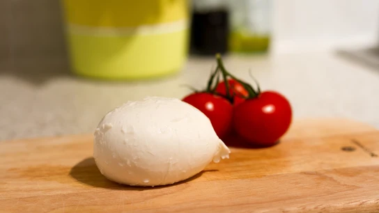 Imagen de una bola de mozzarella fresca. Imagen de una bola de mozzarella fresca.