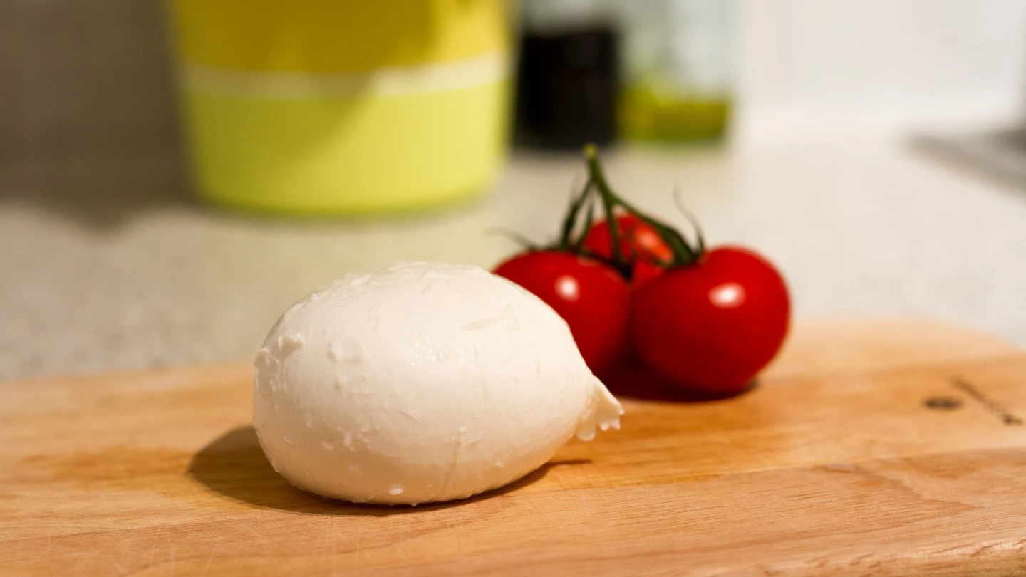 Imagen de una bola de mozzarella fresca. Imagen de una bola de mozzarella fresca.